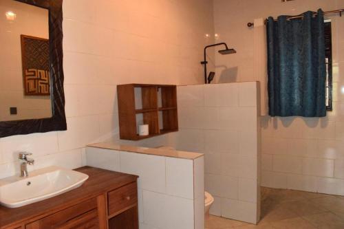 a bathroom with a sink and a mirror at Mrëmbo Boutik Hôtel in Ruhengeri