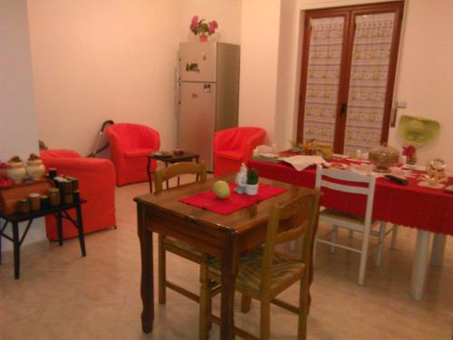 a living room with a table and chairs and a kitchen at L'Oasi in Auletta