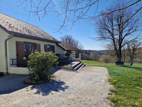 Maison cosy et nature avec vue sur le lac de Neuvic