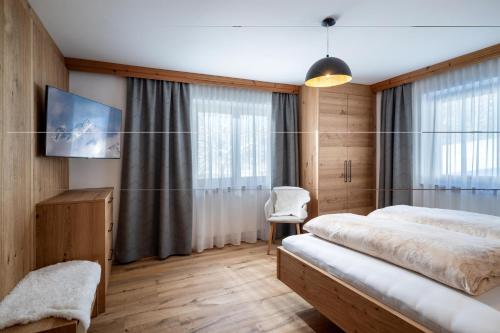 a hotel room with two beds and a tv at Walcherbäck in Fieberbrunn
