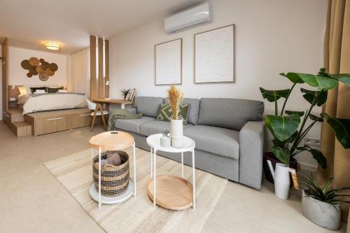 Central Old Town Studio with Balcony near Danube