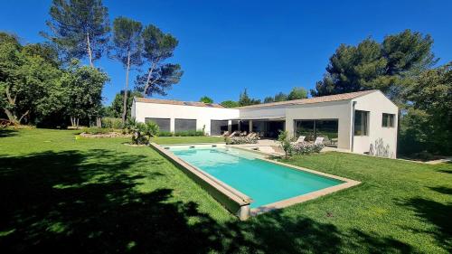 Beautiful Family Home in Aix-en-Provence with Swimming Pool