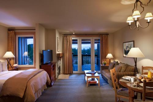Habitación de hotel con cama y sofá en Juniper Springs Resort, en Mammoth Lakes