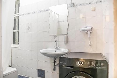 Vibrant 3BR near AKH Hospital - Perfect for Groups