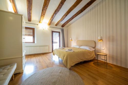 a bedroom with a bed in a room at Ca L'Avi in Ca l’Avi