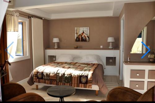 a bedroom with a bed and two windows at Chambre d'hôtes beau rivage in Falletans