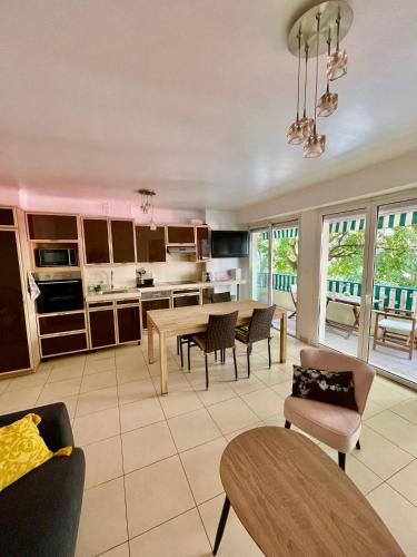 Bright Apartment - 2 Min Walk to Beach