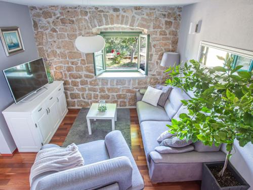 Holiday Home Großes Ferienhaus in Gornji Vinjani mit Pool by Interhome