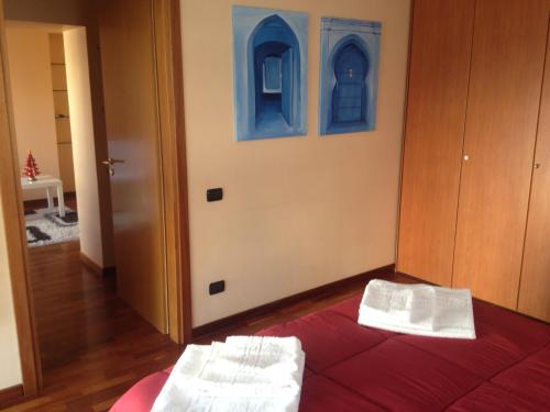 ナポリにあるToledo Suiteのベッド1台(白いタオル2枚付)が備わる客室です。