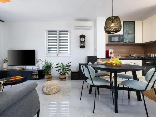 Apartment Grau mit Terrasse by Interhome