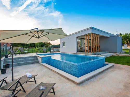 Holiday Home Vollständig freistehende Designervilla mit Infinity-Pool by Interhome
