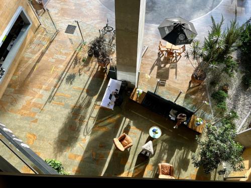 an overhead view of a patio with tables and an umbrella at Rioverde Living suites- Apartahotel in Rionegro