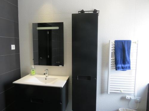a bathroom with a sink and a mirror at Villa Paioryna - Moradia num local tranquilo in Vila Verde