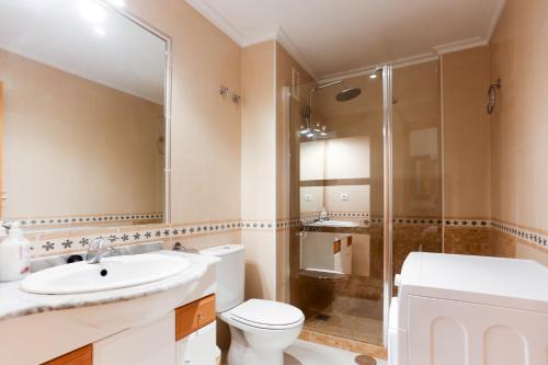 y baño con aseo, lavabo y ducha. en Elsa's Rotonda Apartment, en Cabo Roig