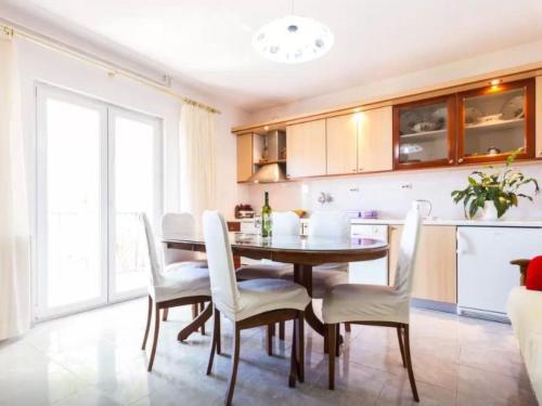 Apartment Sonnige Wohnung in Bibinje mit privatem Parkplatz by Interhome