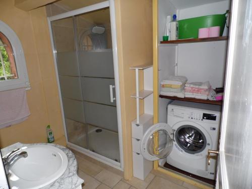 a bathroom with a washing machine and a washer at le Mas du Pin Vert in Aubagne