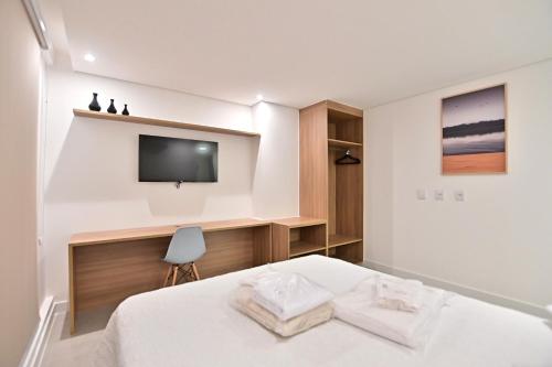 a bedroom with a bed and a tv on a wall at Premium Office-My Stay 02 in Brasília