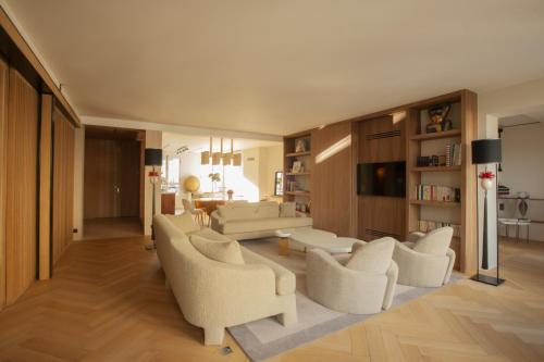 Luxueux Appartement avec balcon, Champs Élysées