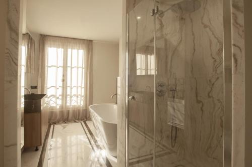 Luxueux Appartement avec balcon, Champs Élysées