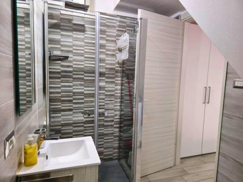 a bathroom with a shower and a sink at TERRA HOME Gaeta - Moderno Bilocale nel Borgo in Gaeta