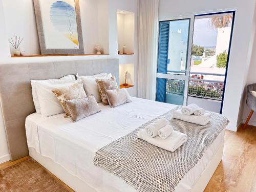 Luxury Albufeira Townhouse with Terraces, Pool & Views by Be Cherish