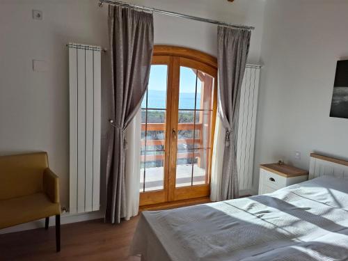 a bedroom with a bed and a window with a view at ZanZebil in Zebil