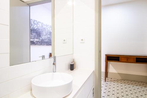 Central Stunning Duplex w/ Patio by LovelyStay