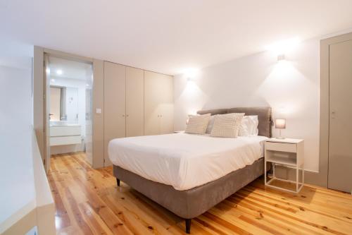 Central Stunning Duplex w/ Patio by LovelyStay