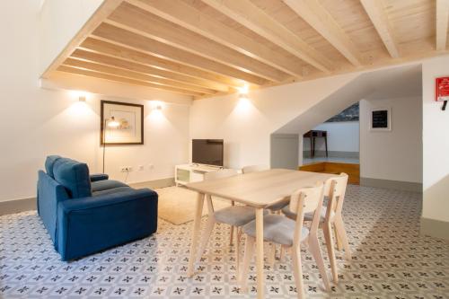 Central Stunning Duplex w/ Patio by LovelyStay
