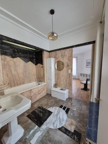 a bathroom with a sink and a bath tub at LE GATSBY, appartement ART DECO 4 pers, plage et hyper centre in Le Havre