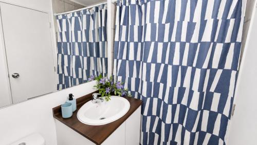 a bathroom with a sink and a mirror at Acogedor departamento céntrico vista al lago in Villarrica