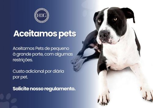 a black and white dog laying down at Hotel Ilhas da Grécia in Guarujá