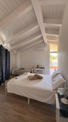 ein Schlafzimmer mit einem großen weißen Bett in einem Zimmer in der Unterkunft White Room "Dimore Lucane" in Ruoti