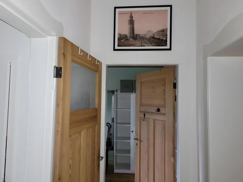 a hallway with a door and a picture on the wall at Neu! Fewo Fiedler I in Finsterwalde