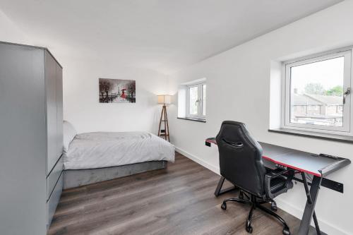 a bedroom with a desk and a bed at Modern Cambridge North Flat in Milton