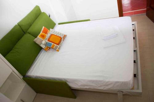 ナポリにあるA' piccerellaの緑と白の小さなベッド1台