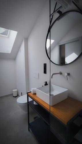 Kamar mandi di Coliving Compostela