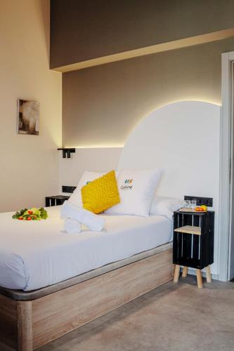Tempat tidur dalam kamar di Coliving Compostela