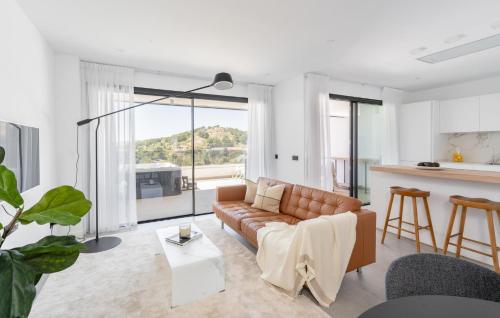 Contemporary 2-Bedroom Apartment with Views to Africa