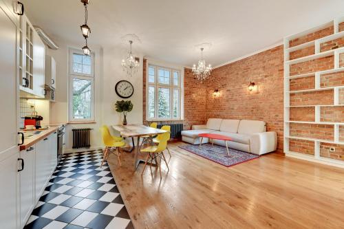 Family Stay Sopot - Apartament dla rodzin z parkingiem - spokojna kamiennica - by Lion Apartments