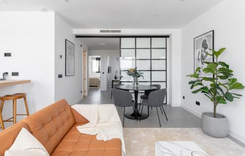 Contemporary 2-Bedroom Apartment with Views to Africa