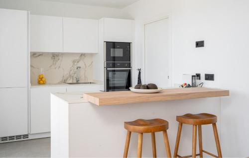 Contemporary 2-Bedroom Apartment with Views to Africa