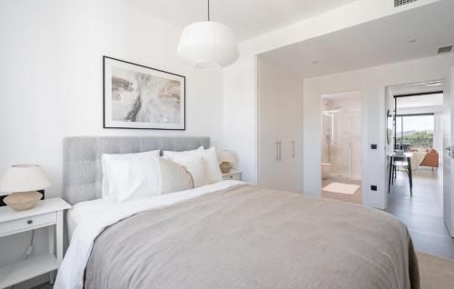 Contemporary 2-Bedroom Apartment with Views to Africa