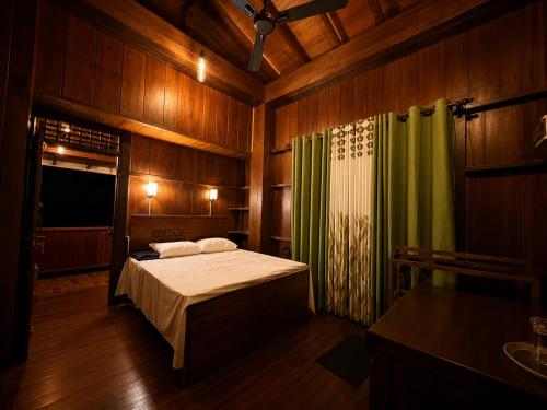 a bedroom with a bed and a shower at Udadola Ecolodge in Deniyaya