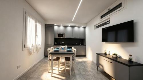 a kitchen and dining room with a table and chairs at Casa LIAM & Casa ISABEL in Chioggia