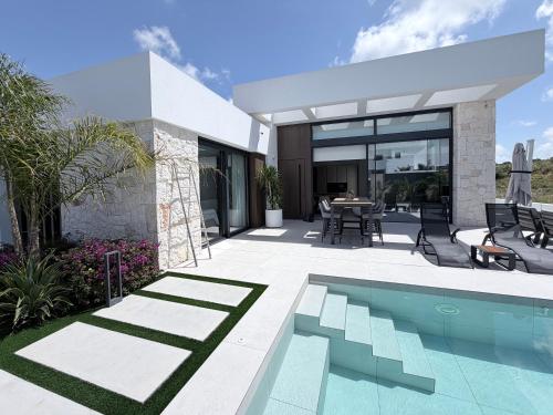 an image of a house with a swimming pool at L'au D'evi in Rojales