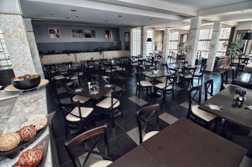 an overhead view of a restaurant with tables and chairs at Hotel Costa Marfil Baquedano in Antofagasta