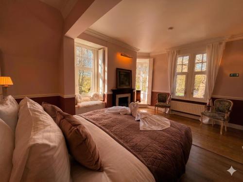 a bedroom with a large bed in a room at Le Manoir des Etangs in Etbos