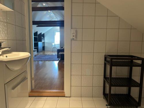ein Badezimmer mit Waschbecken und Spiegel sowie ein Flur in der Unterkunft Sommerfryd in Oslo