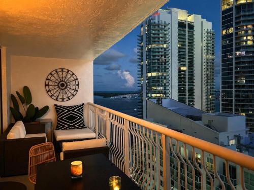 Brickell Luxe - Best Balcony - 32nd Fl - Luxe Waterfront & City Views - Furnished Balcony - Walk-Water-WiFi photo 4